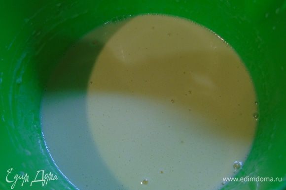 В молоко с яйцами добавьте дрожжи с водой и оставшийся кленовый сироп. Подмешать сухие ингредиенты, перемешать венчиком, накрыть пленкой и оставить на 1 час.