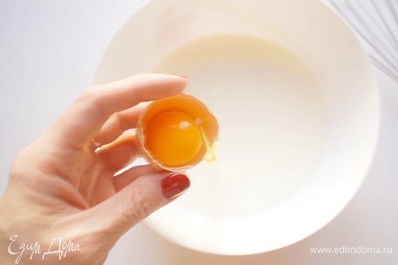 В молоко разбить 2 яйца, добавить коричневый (или обычный, по вкусу) сахар и ванильный сахар.