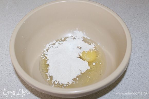 Для блинов смешать яйца, сахар, соль, масло, добавить муку, перемешать.