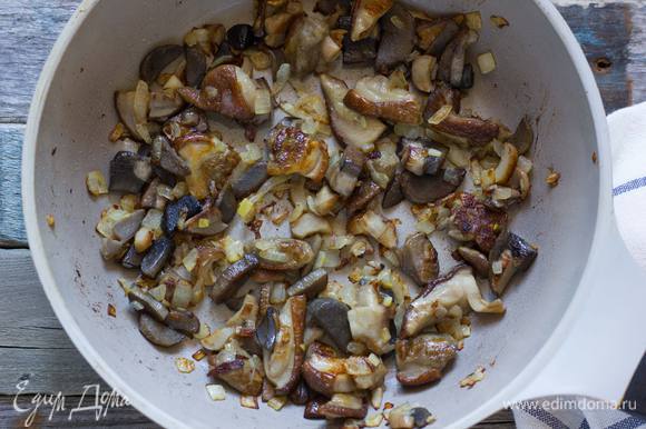 Разогрейте в сковороде сливочное масло и обжарьте лук до прозрачности. Добавьте грибы и жарьте еще пару минут или до золотистого цвета.