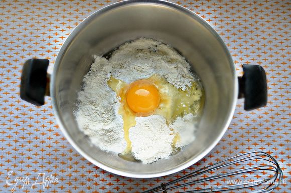 Смешать просеянную муку, соль, 0,5 ст. л. сахара и яйцо. Хорошо перемешайте и влейте постепенно 1 ст. молока и 1 ч. л. растительного масла. Дайте блинной массе постоять 10 минут.