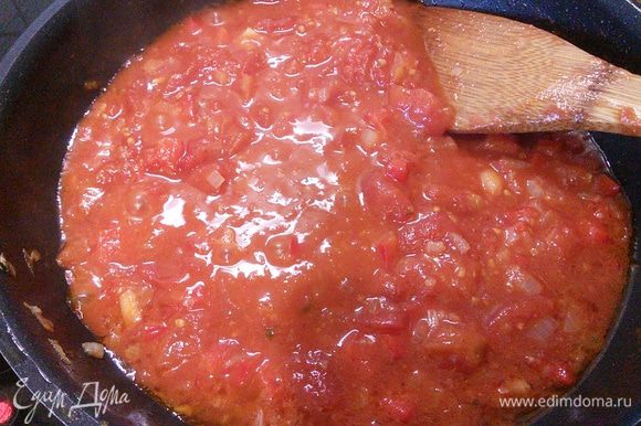 Итак пассеруем нарезанный лук и чеснок до прозрачности, добавляем рубленный перец чили (остроту регулируйте по своему вкусу) и измельченные помидоры, тушим под крышкой приблизительно 15 мин.