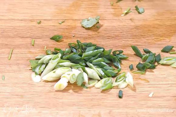 Кинзу и зеленый лук мелко порезать, добавить в салат и еще раз перемешать.