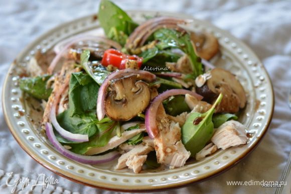 Разложить по тарелкам салатный микс с овощами, сверху куриные кусочки, грибы. Полить приготовленной домашней заправкой. Приятного аппетита.