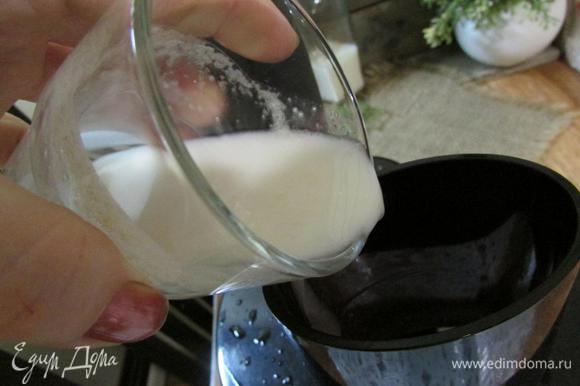 Затем влить овсяное молоко и пробить все вместе, примерно 30 секунд.