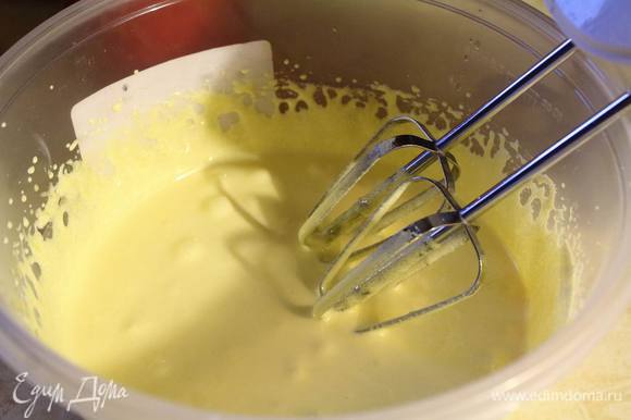Яйца разделить на желтки и белки. Желтки смешать с половиной сахара в однородную пену.