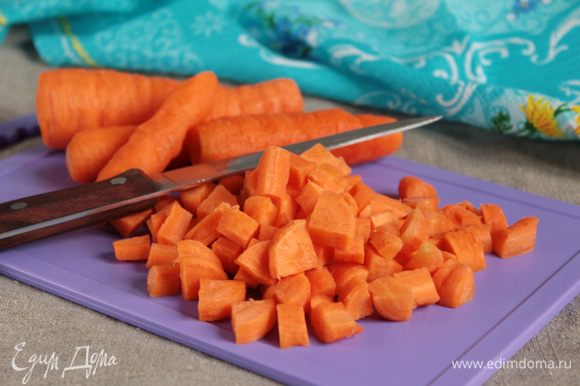Вес овощей указан в ингредиентах уже в очищенном виде. Морковь нарезать кубиками.