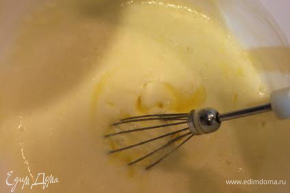 В миске смешать мацони с яйцом, солью и сахаром. Добавить сливочное масло и перемешать.
