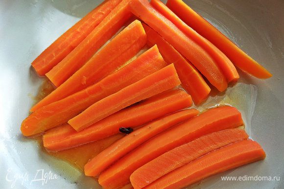 Половину морковки выкладываем одним слоем в соус.