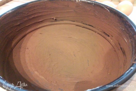 Форму 20 см в диаметре смазать маслом и посыпать какао. Лишнее какао стряхнуть.