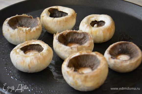 Сковороду накалить, сбрызнуть оливковым маслом и поджарить грибы с одной стороны. Жарить не больше 2 минут, чтобы грибы не пустили сок.
