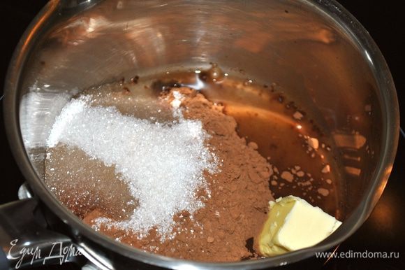Пока сырники жарятся готовим шоколадный соус. Смешиваем сахар, какао, воду, масло.