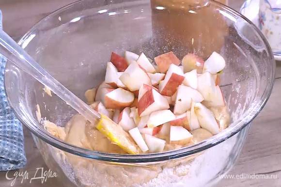 В оставшуюся муку с сахаром выложить масляно-яичную массу, добавить яблоко и вымешать тесто.
