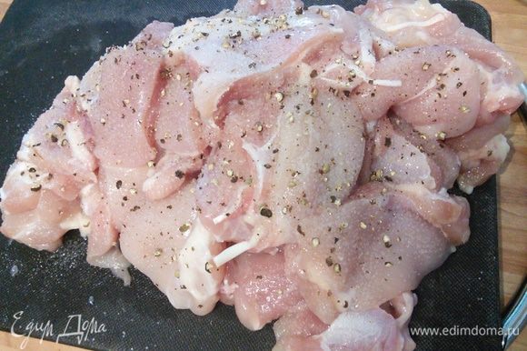 Мясо порезать на порционные кусочки, посолить и поперчить.