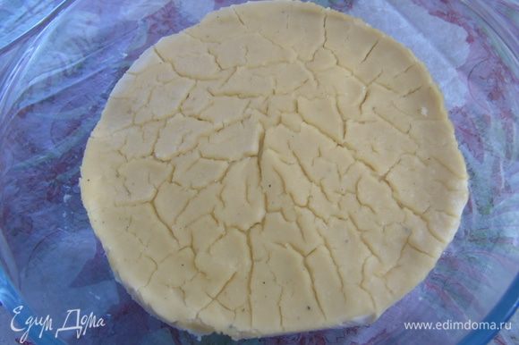 Через пару часов снимите кольцо и положите в емкость в которой сыр будет сбраживаться, оставьте на 2 дня.