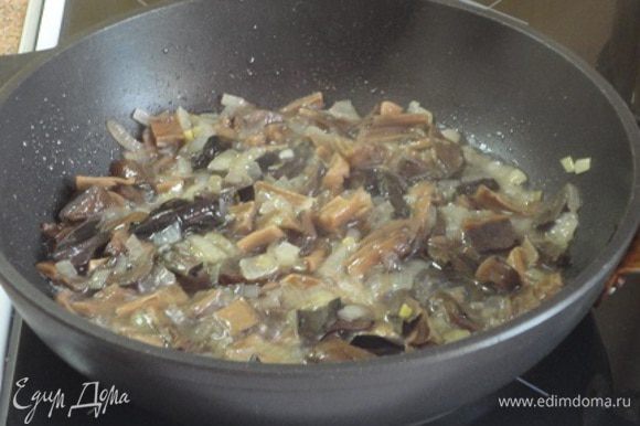Луковицу нарезать мелко и обжарить до прозрачности на оливковом масле. Добавить нарезанные грибы, перемешать и потушить пару минут.
