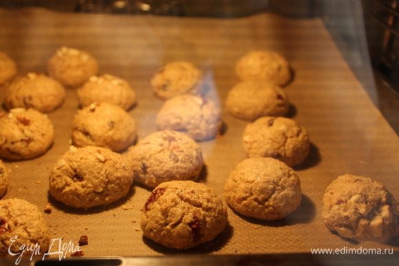Выпекайте печенье в разогретой до 180°C духовке 15–20 минут. Примерно через 10 минут печенье покроется трещинками.