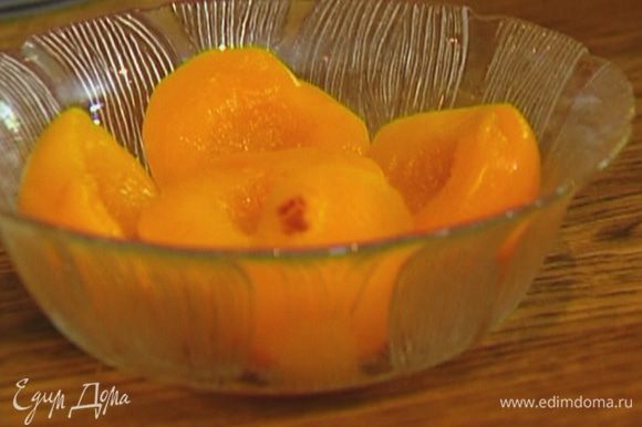 Персики нарезать кубиками и выложить в жаропрочную форму.