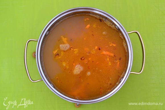 Добавить обжаренные лук и морковь. Положить лавровый лист, добавить приправу для супа.