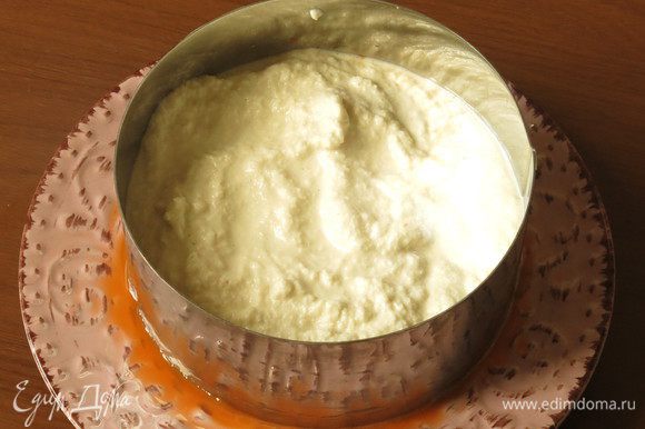 На морковь — слой крема (крема получилось чуть больше, чем использовала на торт, остатки можно использовать как соус ореховый).