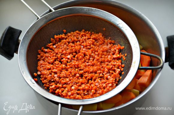 Промойте чечевицу и добавьте в кастрюлю. Залейте водой (примерно 1,5 л), добавьте томатную пасту и варите с закрытой крышкой 1-1,15 ч. Во время варки периодически помешивайте суп и при необходимости добавьте воды. К концу варки посолите по вкусу, добавьте сладкий красный перец и куркуму.