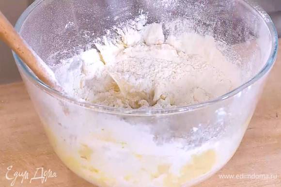 Муку просеять через сито и небольшими порциями ввести в сливочно-сахарную смесь, затем добавить соль и вымешать тесто.