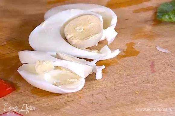 Яйцо отварить вкрутую, почистить и нарезать тонкими ломтиками.