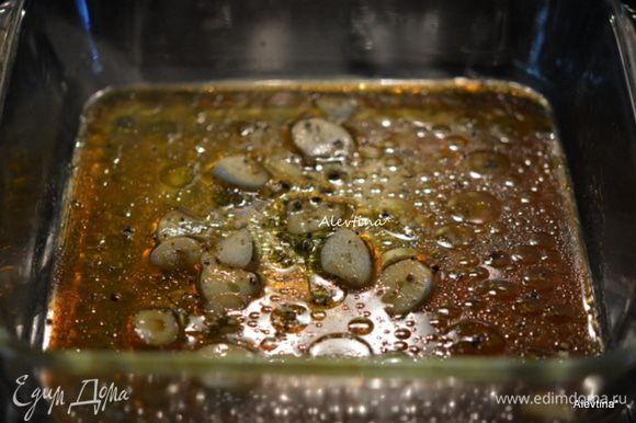 Приготовим соус в жаропрочном блюде, смешав перечисленные ингредиенты. Чеснок крупную дольку тонко нарезать.