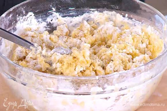 В муку с марципаном влить яично-молочную смесь и вымешать тесто.
