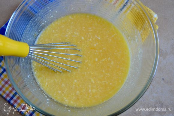 Приготовление бисквита... В миске растереть яйца с сахаром. Добавить размягченное сливочное масло, сок и лимонную цедру; как следует все размешать.