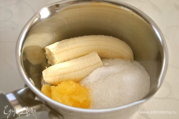 В кастрюльку с толстым дном кладем банан, у меня средний, соду, сахар, мед 1 ст.л. с горкой.