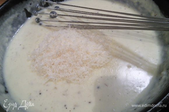 Влить сливки с молоком и не переставая помешивать, довести соус до кипения, проварить минуты 3, посолить (с учетом солености сыра), поперчить и добавить мускатный орех по вкусу. Вмешать половину натертого сыра.