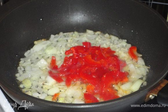 Одну небольшую луковицу мелко порубите и обжарьте до золотистого цвета, затем добавьте мелко нарезанный чеснок, красный острый перец и красный болгарский перец.