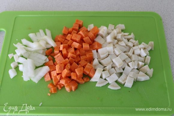 Лук, морковь и сельдерей порезать кубиками.