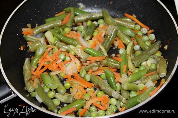 Затем добавить овощи и готовить до полуготовности овощей.