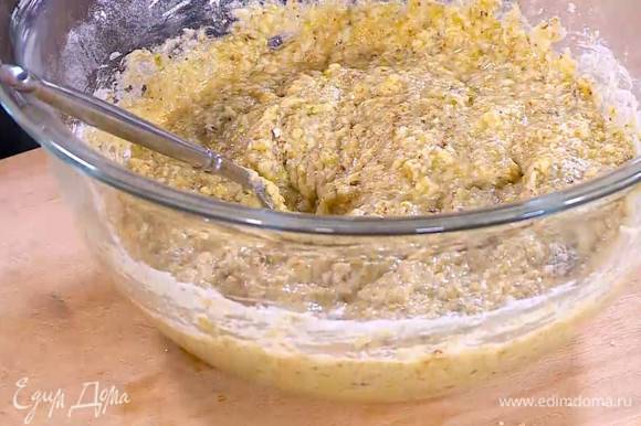 Влить ванильный экстракт, добавить измельченные орехи, муку и вымешать тесто.