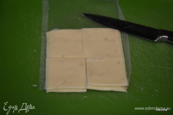 Сыр пластинками разрезать на 4 части. За 5 мин до окончания выложить по квадратику поверх каждой фрикадельки. Вернуть в духовку на 5 мин.