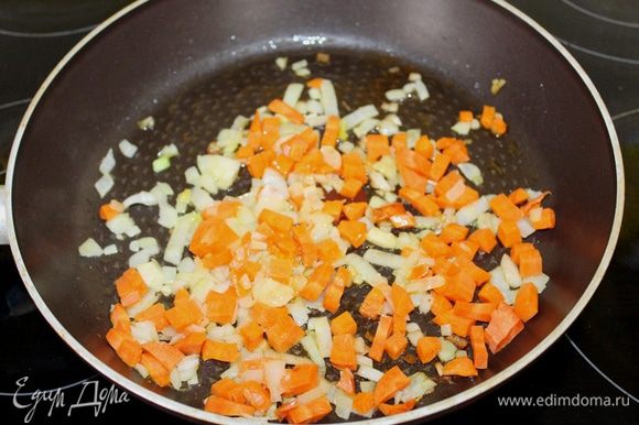 В сковороде растопить сливочное масло. Добавить мелкопорезанный лук, готовить 3 минуты, добавить морковь, готовить еще 3 минуты, помешивая. Добавить чеснок, готовить еще 1 минуту.