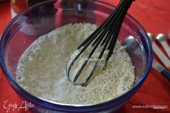 Разогреть духовку до 180°С. Приготовить 12 формочек дляя капкейков. Смешать муку, разрыхлитель и соль, семена чиа.