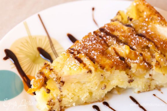 Подаем наш яблочный пирог «Невесомость» — к столу теплым. Но даже остывший – он остается таким же вкусным и нежным. Так что можете смело брать его на пикник. Приятного вам аппетита.