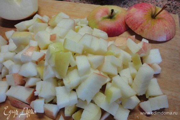 У 2 яблок срезать верхние части — крышечки и нарезать кубиками. В сковороде растопить сахар и добавить к нему яблоки.