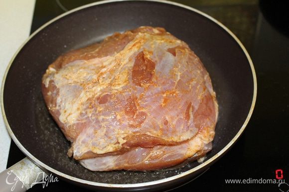 Солим и перчим мясо, точнее втираем. В сковороде на сильном огне разогреваем 1 ст.л. растительного масла. Кладем мясо и обжариваем на сильном огне со всех сторон, около 10 минут в общей сложности.