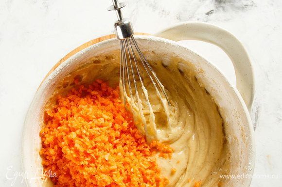 Муку смешать с корицей и разрыхлителем. Также постепенно подмешать сухие ингредиенты к масляной смеси. В конце добавить морковь, перемешать.