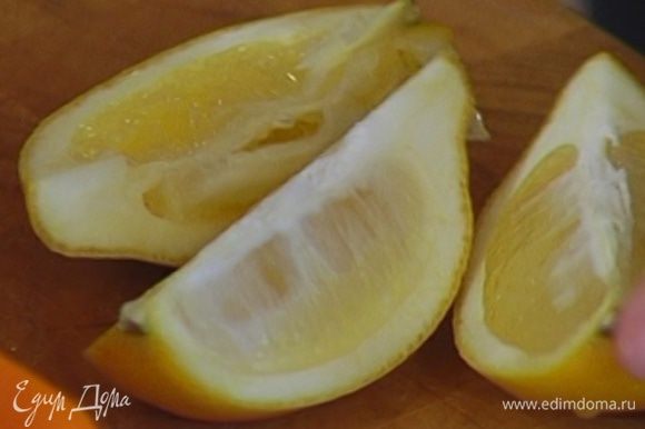 Из четвертинки лимона выжать 1 ст. ложку сока.