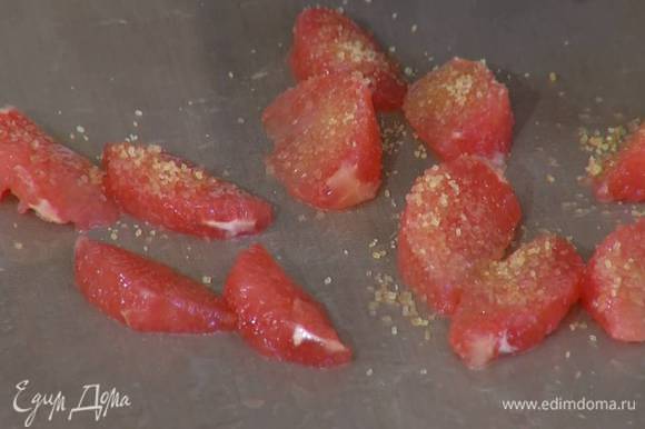 Мякоть грейпфрута выложить на противень, выстеленный бумагой для выпечки, посыпать сахаром и отправить под разогретый гриль на 10 минут.