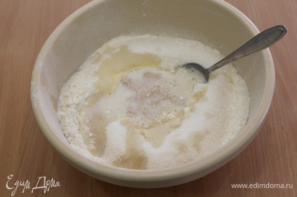 На дрожжи налить теплое молоко и слегка смешать с сахаром и мукой.