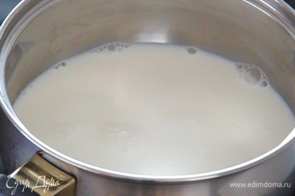 Начинаем с приготовления «опары». В любой емкости разогреваем наше молоко до температуры около 36°C. Следим, чтобы молоко не было горячее и не было холодное.