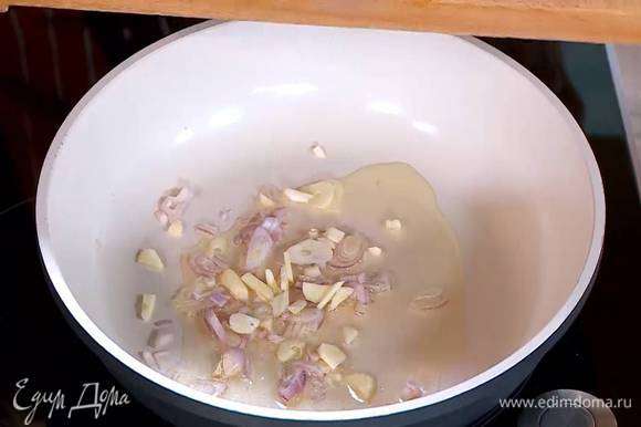 Разогреть в сковороде растительное масло и обжарить лук с чесноком.