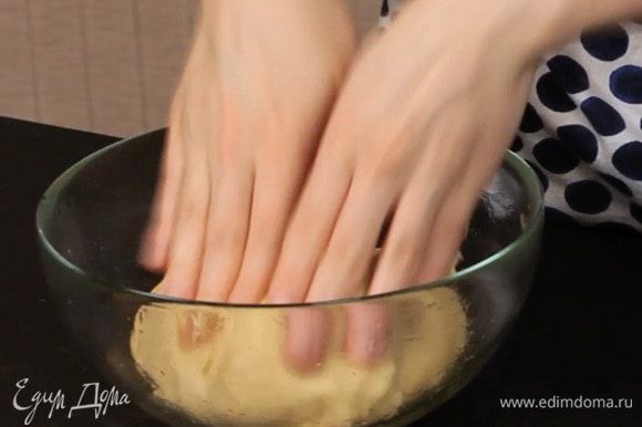 Сформировать из теста шар. Миску смазать маслом, поместить туда тесто, накрыть полотенцем и убрать в теплое место 1-2 часа. Тесто должно увеличиться в 2 раза.