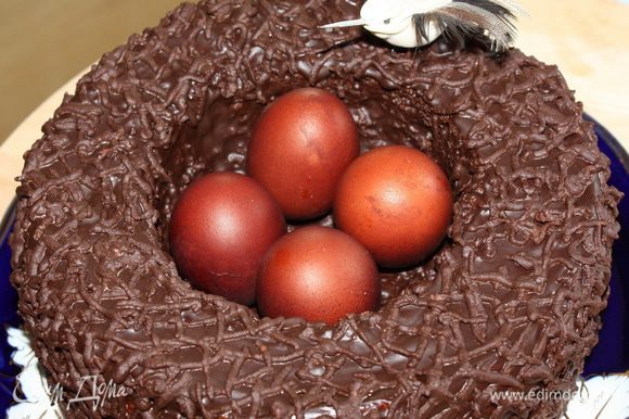 Украшаем гнездо яйцами и декорируем птичкой. Хороших вам праздников!